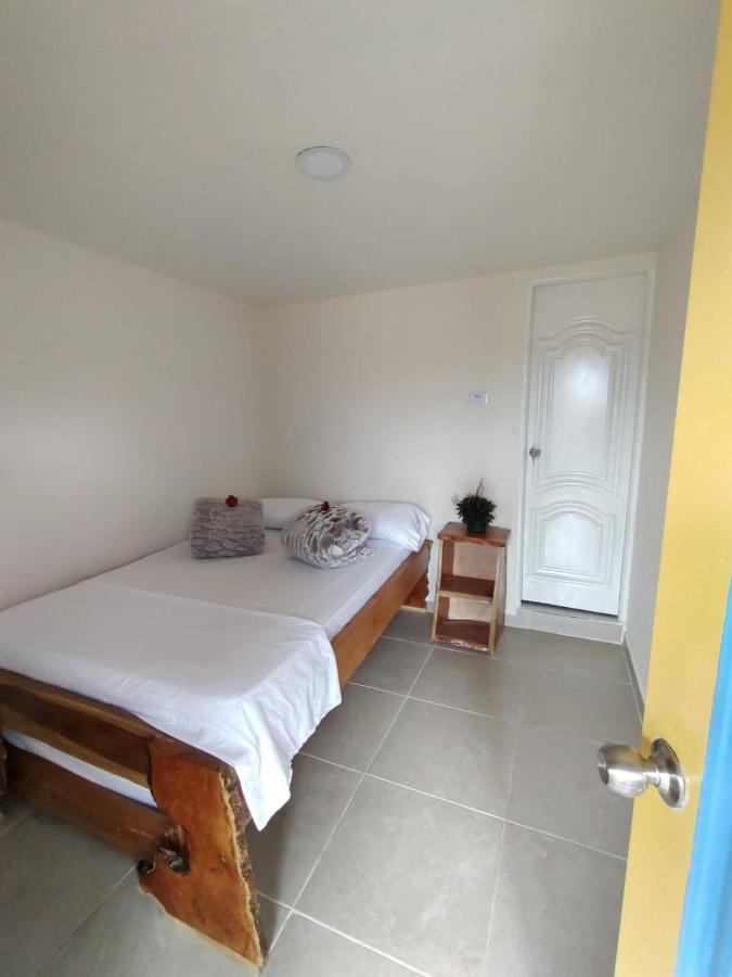 Отель Hostal Casa Madrigal Филандия Экстерьер фото